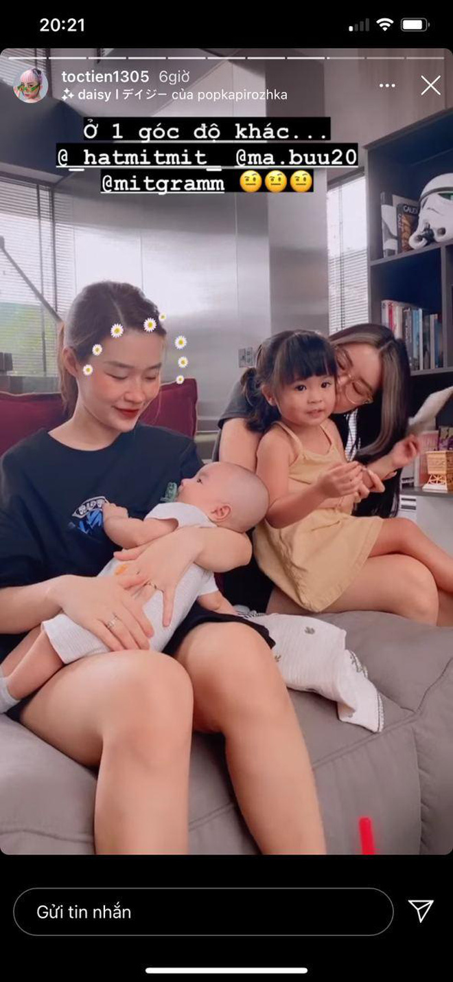 3 gia đình Vbiz tụ hội: Rhymastic, Touliver hí hoáy chơi đồ cổ, Tóc Tiên 'lạc' giữa 2 mẹ bỉm sữa Hạt Mít và vợ giám khảo Rap Việt - 1 3 gia đình Vbiz tụ hội: Rhymastic, Touliver hí hoáy chơi đồ cổ, Tóc Tiên 'lạc' giữa 2 mẹ bỉm sữa Hạt Mít và vợ giám khảo Rap Việt - 1
