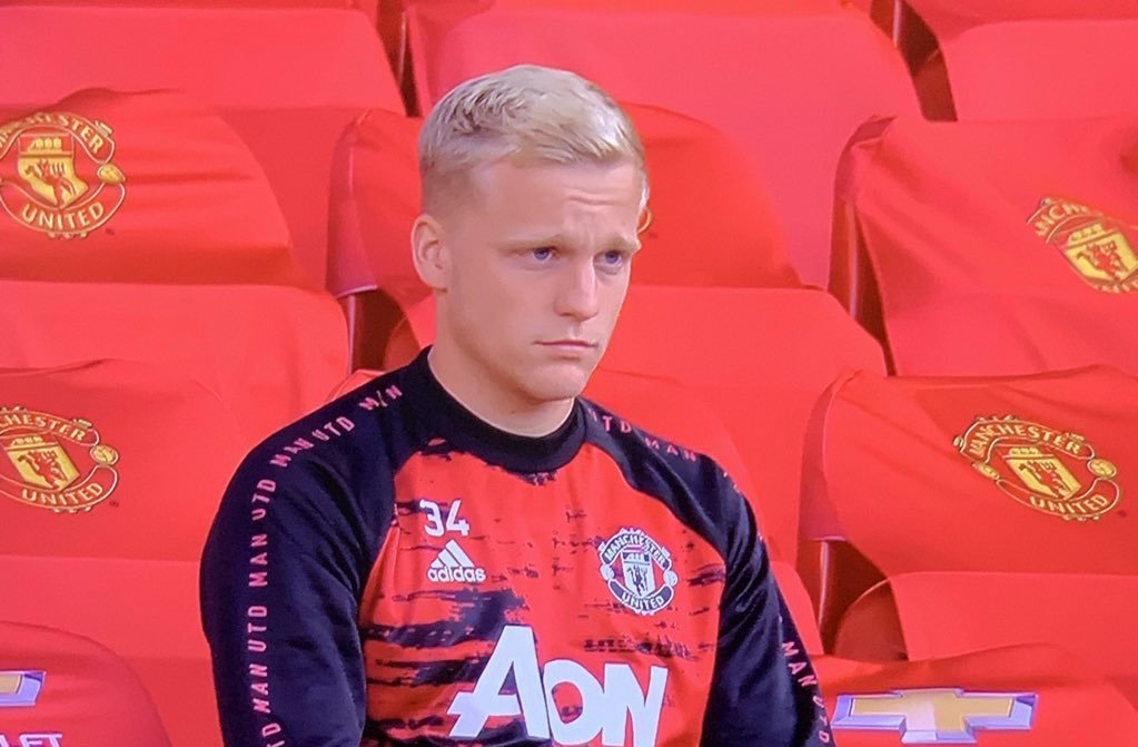 Solskjaer liên tục bị chất vấn vì 'bỏ rơi' Van de Beek Solskjaer liên tục bị chất vấn vì 'bỏ rơi' Van de Beek