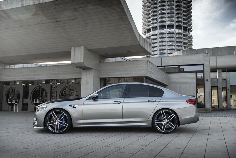 BMW M5 hóa 'cơn cuồng phong', vượt mặt cả siêu xe manh nhất của Lamborghini - 3 BMW M5 hóa 'cơn cuồng phong', vượt mặt cả siêu xe manh nhất của Lamborghini - 3