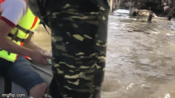 Người đàn ông lao xuống bế cậu bé dưới dòng nước lũ: 'Hành động của tôi chỉ là phản xạ tự nhiên, bế cháu bé lên mà trái tim tôi thấy nhói' Người đàn ông lao xuống bế cậu bé dưới dòng nước lũ: 'Hành động của tôi chỉ là phản xạ tự nhiên, bế cháu bé lên mà trái tim tôi thấy nhói'