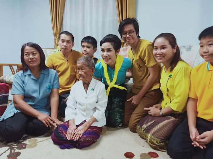 Chỉ bằng cử chỉ đầy tinh tế được trông thấy liên tục thời gian qua, Hoàng quý phi Thái Lan đã ghi điểm tuyệt đối trong lòng dân chúng - 10 Chỉ bằng cử chỉ đầy tinh tế được trông thấy liên tục thời gian qua, Hoàng quý phi Thái Lan đã ghi điểm tuyệt đối trong lòng dân chúng - 10