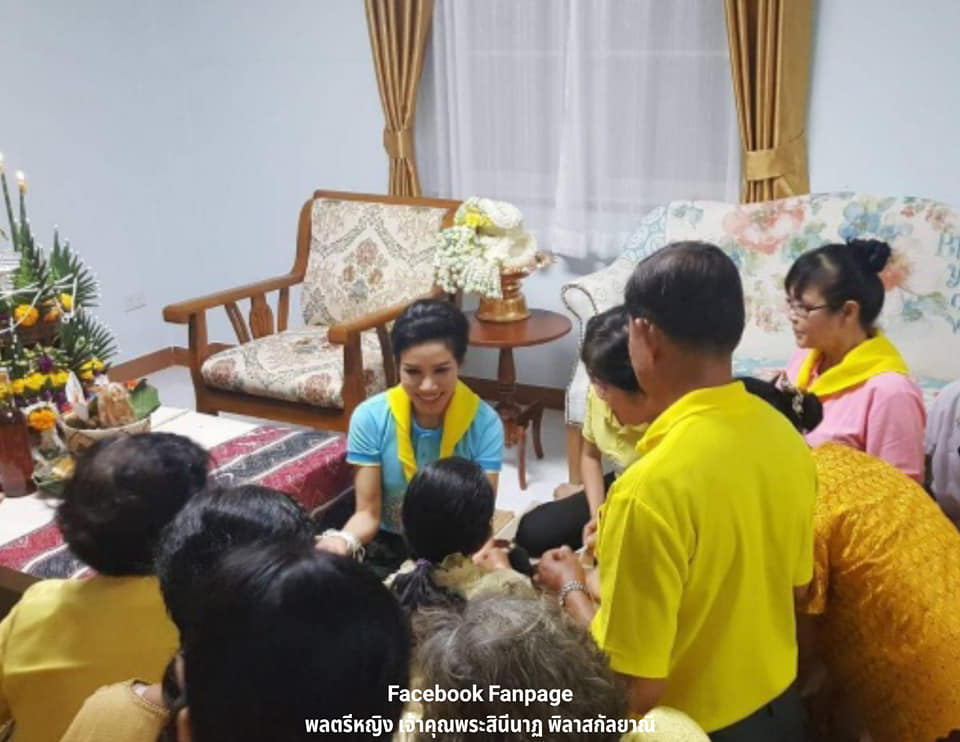 Chỉ bằng cử chỉ đầy tinh tế được trông thấy liên tục thời gian qua, Hoàng quý phi Thái Lan đã ghi điểm tuyệt đối trong lòng dân chúng - 11 Chỉ bằng cử chỉ đầy tinh tế được trông thấy liên tục thời gian qua, Hoàng quý phi Thái Lan đã ghi điểm tuyệt đối trong lòng dân chúng - 11