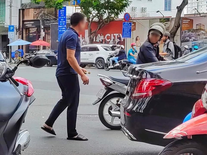 Thấy người đàn ông lam lũ buồn rầu vì làm đổ khay cơm, hành động ngay tức thời của chàng thanh niên khiến ngày âm u cũng bừng sáng Thấy người đàn ông lam lũ buồn rầu vì làm đổ khay cơm, hành động ngay tức thời của chàng thanh niên khiến ngày âm u cũng bừng sáng