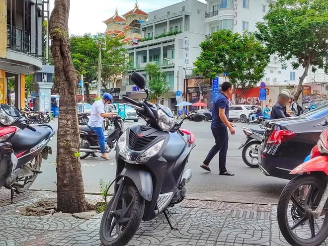 Thấy người đàn ông lam lũ buồn rầu vì làm đổ khay cơm, hành động ngay tức thời của chàng thanh niên khiến ngày âm u cũng bừng sáng - 1 Thấy người đàn ông lam lũ buồn rầu vì làm đổ khay cơm, hành động ngay tức thời của chàng thanh niên khiến ngày âm u cũng bừng sáng - 1