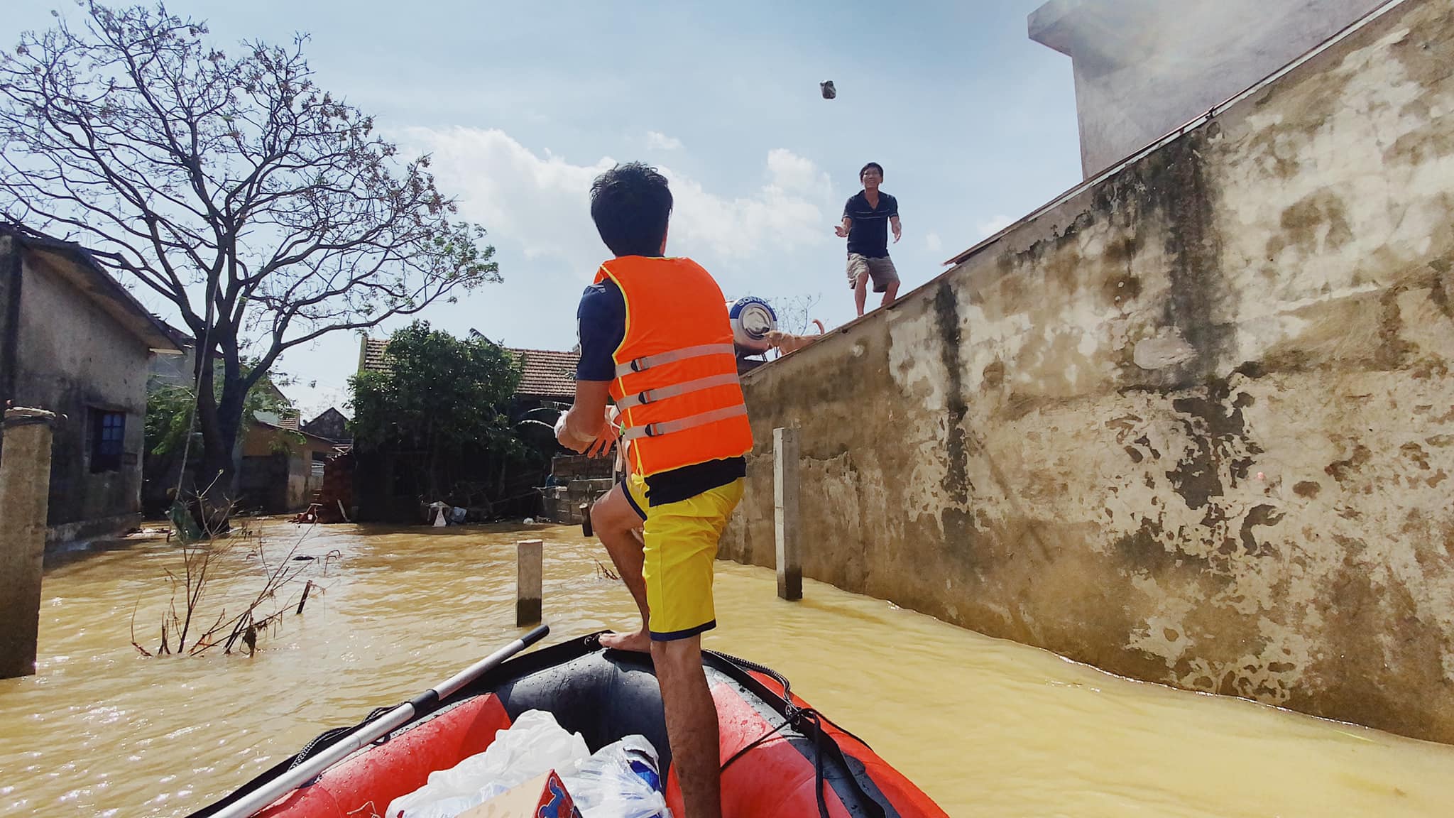 Trước thông tin về siêu bão Molave, CEO 9x thành lập 'Biệt đội cano 0 đồng' tích cực kêu gọi trai tráng, thanh niên tham gia cứu trợ miền Trung - 1 Trước thông tin về siêu bão Molave, CEO 9x thành lập 'Biệt đội cano 0 đồng' tích cực kêu gọi trai tráng, thanh niên tham gia cứu trợ miền Trung - 1