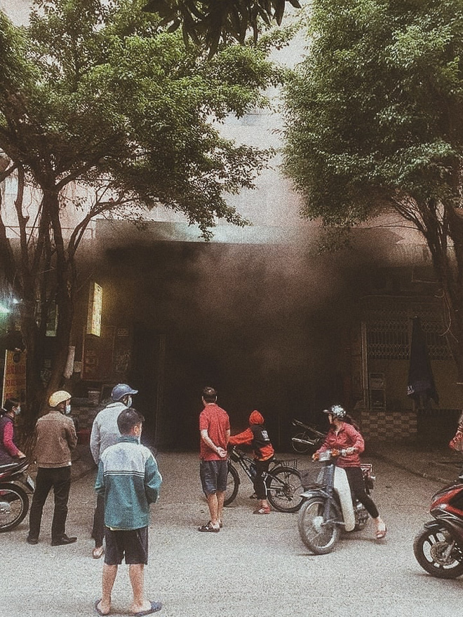 Chuông báo cháy reo inh ỏi, chàng trai bật dậy ôm 4 con mèo chạy bộ 16 tầng và cái kết bất ngờ Chuông báo cháy reo inh ỏi, chàng trai bật dậy ôm 4 con mèo chạy bộ 16 tầng và cái kết bất ngờ