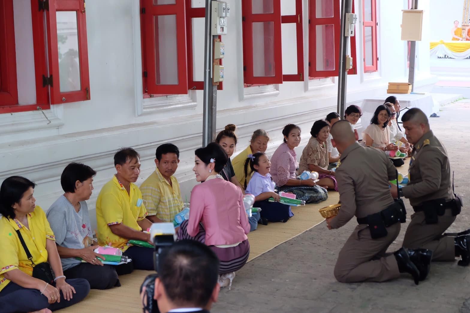 Chỉ bằng cử chỉ đầy tinh tế được trông thấy liên tục thời gian qua, Hoàng quý phi Thái Lan đã ghi điểm tuyệt đối trong lòng dân chúng - 5 Chỉ bằng cử chỉ đầy tinh tế được trông thấy liên tục thời gian qua, Hoàng quý phi Thái Lan đã ghi điểm tuyệt đối trong lòng dân chúng - 5