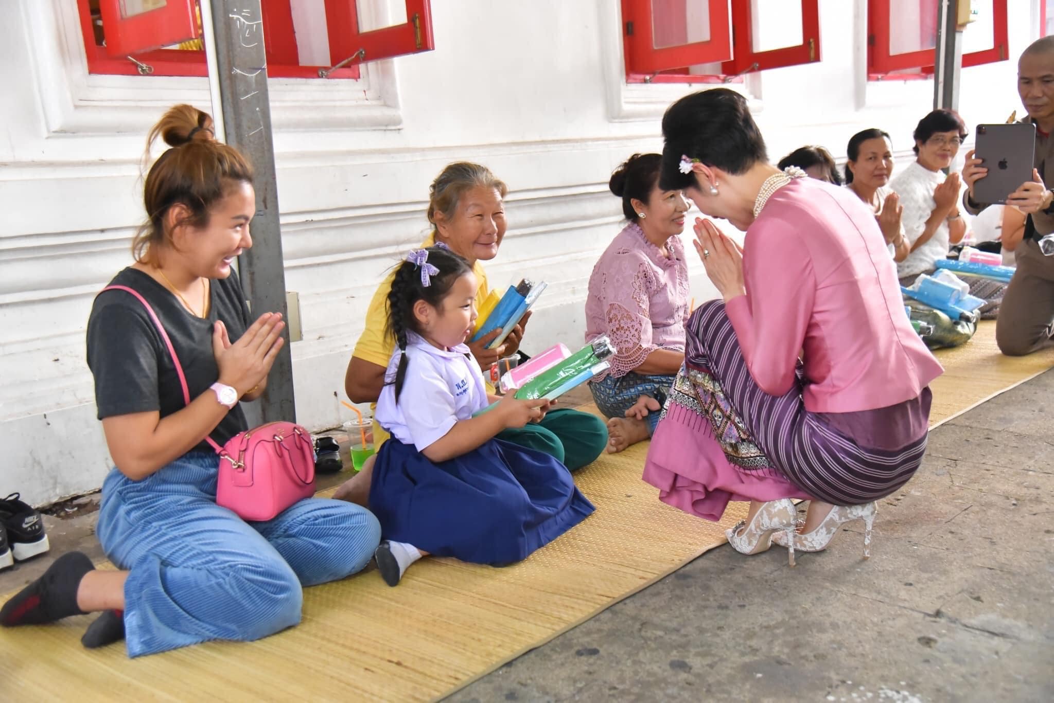 Chỉ bằng cử chỉ đầy tinh tế được trông thấy liên tục thời gian qua, Hoàng quý phi Thái Lan đã ghi điểm tuyệt đối trong lòng dân chúng - 7 Chỉ bằng cử chỉ đầy tinh tế được trông thấy liên tục thời gian qua, Hoàng quý phi Thái Lan đã ghi điểm tuyệt đối trong lòng dân chúng - 7