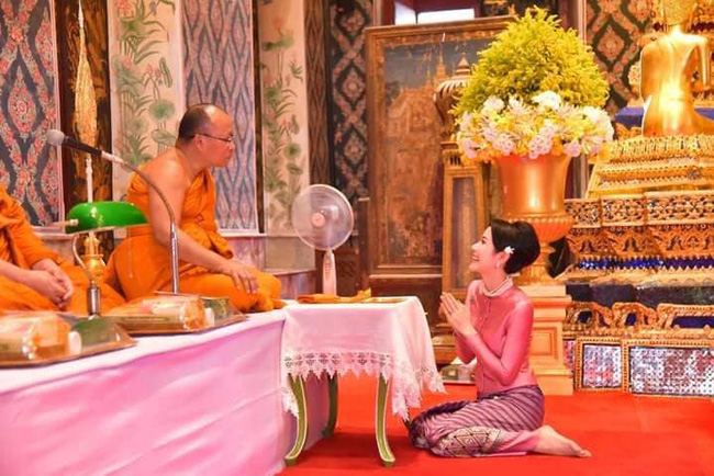 Chỉ bằng cử chỉ đầy tinh tế được trông thấy liên tục thời gian qua, Hoàng quý phi Thái Lan đã ghi điểm tuyệt đối trong lòng dân chúng Chỉ bằng cử chỉ đầy tinh tế được trông thấy liên tục thời gian qua, Hoàng quý phi Thái Lan đã ghi điểm tuyệt đối trong lòng dân chúng