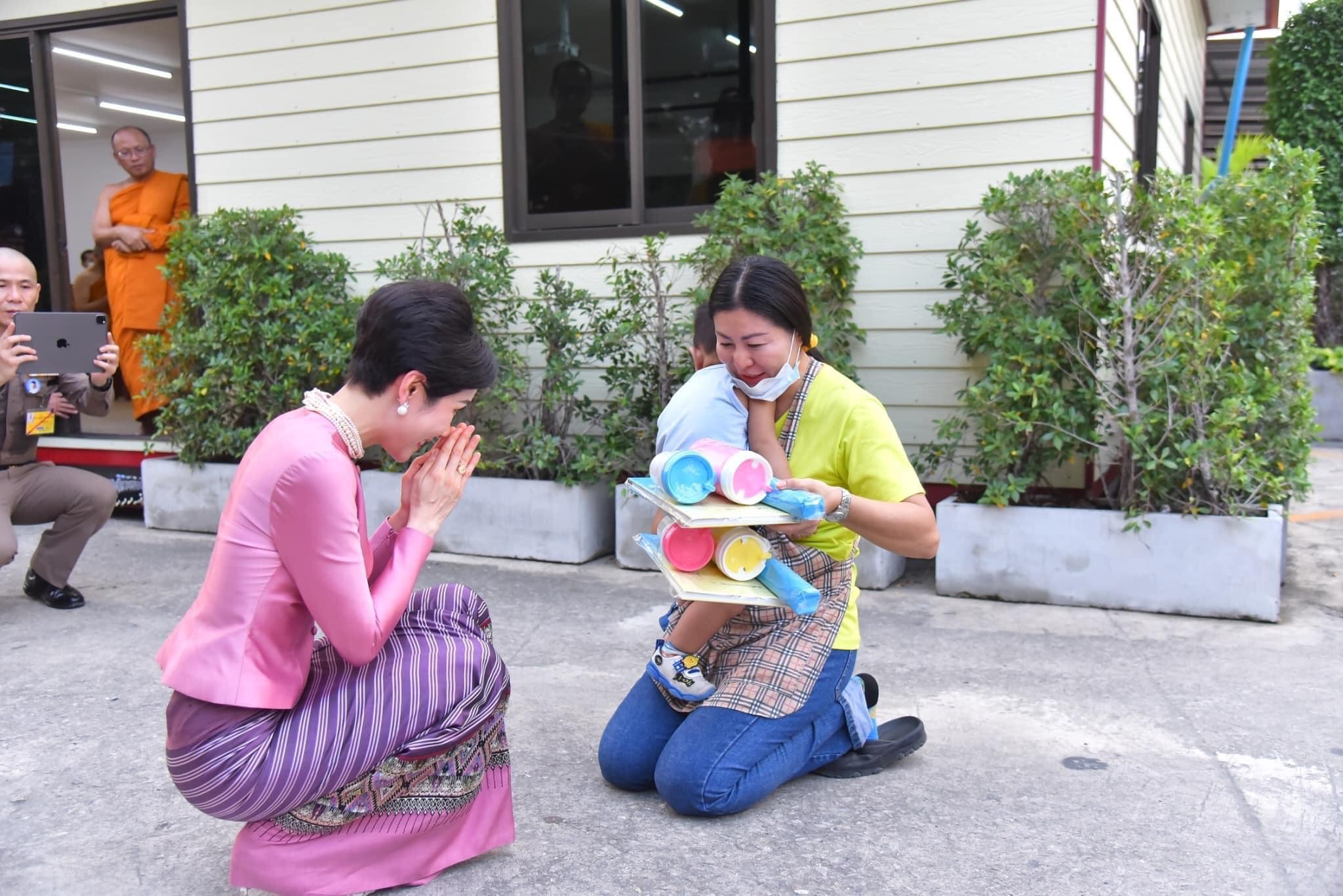Chỉ bằng cử chỉ đầy tinh tế được trông thấy liên tục thời gian qua, Hoàng quý phi Thái Lan đã ghi điểm tuyệt đối trong lòng dân chúng - 3 Chỉ bằng cử chỉ đầy tinh tế được trông thấy liên tục thời gian qua, Hoàng quý phi Thái Lan đã ghi điểm tuyệt đối trong lòng dân chúng - 3