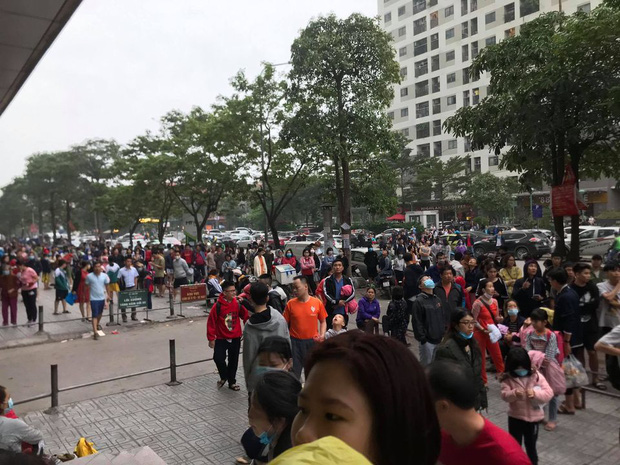 Cháy lớn tại chung cư HH Linh Đàm vào sáng sớm, hàng trăm người hoảng sợ tháo chạy - 5 Cháy lớn tại chung cư HH Linh Đàm vào sáng sớm, hàng trăm người hoảng sợ tháo chạy - 5