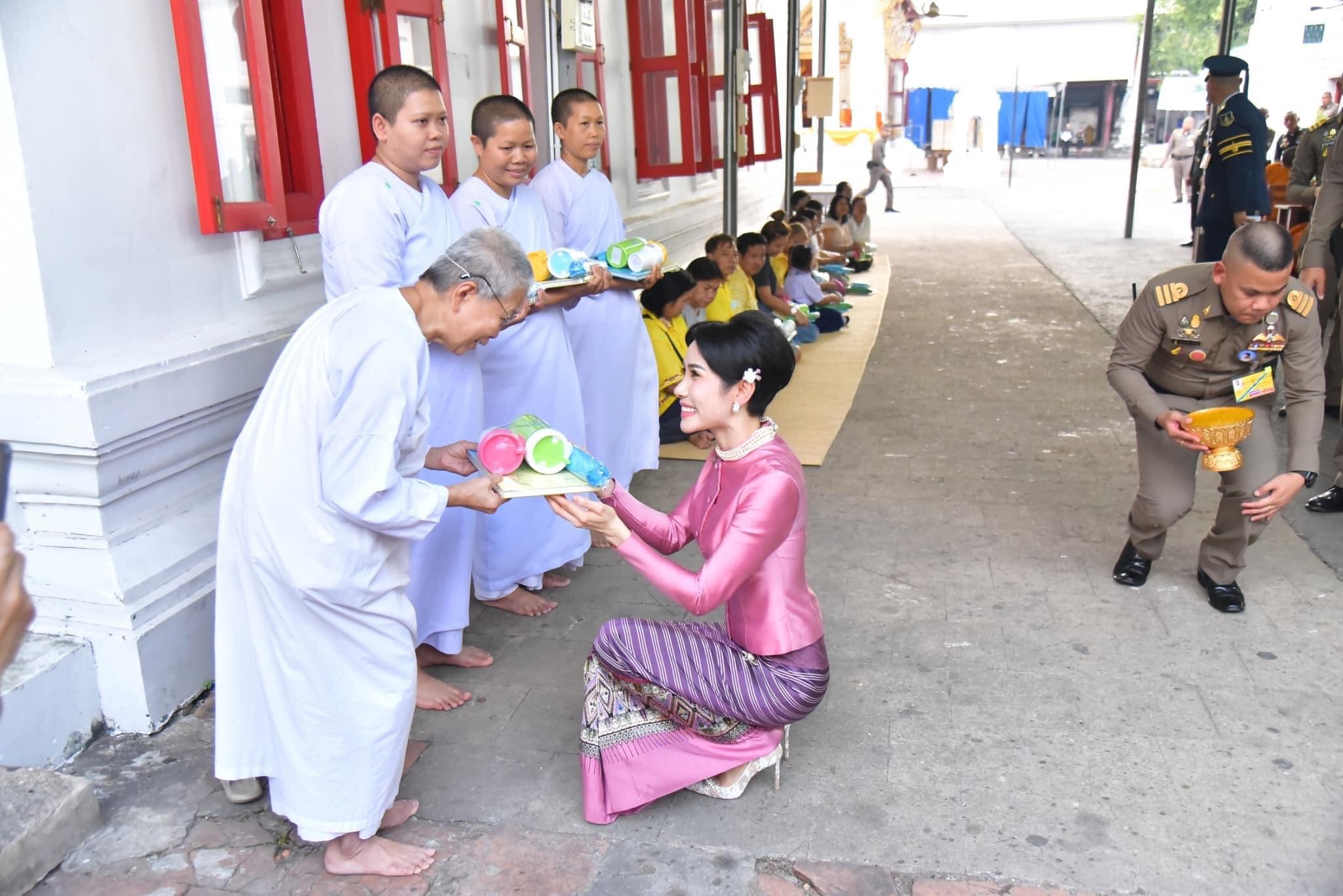 Chỉ bằng cử chỉ đầy tinh tế được trông thấy liên tục thời gian qua, Hoàng quý phi Thái Lan đã ghi điểm tuyệt đối trong lòng dân chúng - 2 Chỉ bằng cử chỉ đầy tinh tế được trông thấy liên tục thời gian qua, Hoàng quý phi Thái Lan đã ghi điểm tuyệt đối trong lòng dân chúng - 2
