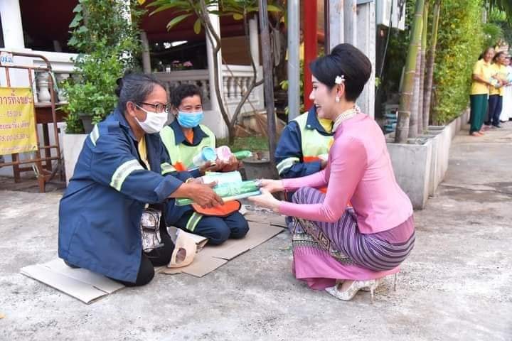 Chỉ bằng cử chỉ đầy tinh tế được trông thấy liên tục thời gian qua, Hoàng quý phi Thái Lan đã ghi điểm tuyệt đối trong lòng dân chúng - 4 Chỉ bằng cử chỉ đầy tinh tế được trông thấy liên tục thời gian qua, Hoàng quý phi Thái Lan đã ghi điểm tuyệt đối trong lòng dân chúng - 4