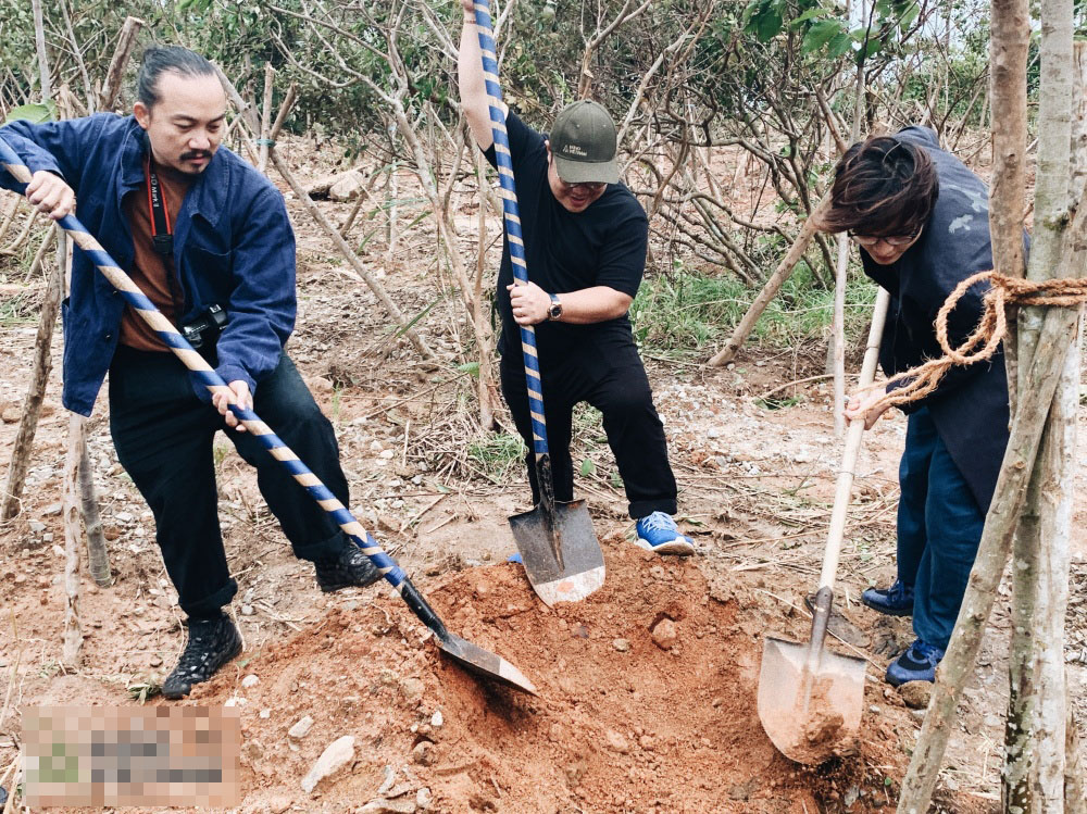 Hà Anh Tuấn xắn tay áo cùng công ty trồng 1800 cây rừng để giúp người dân chống lũ - 1 Hà Anh Tuấn xắn tay áo cùng công ty trồng 1800 cây rừng để giúp người dân chống lũ - 1
