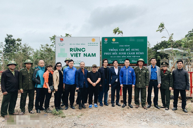 Hà Anh Tuấn xắn tay áo cùng công ty trồng 1800 cây rừng để giúp người dân chống lũ - 5 Hà Anh Tuấn xắn tay áo cùng công ty trồng 1800 cây rừng để giúp người dân chống lũ - 5