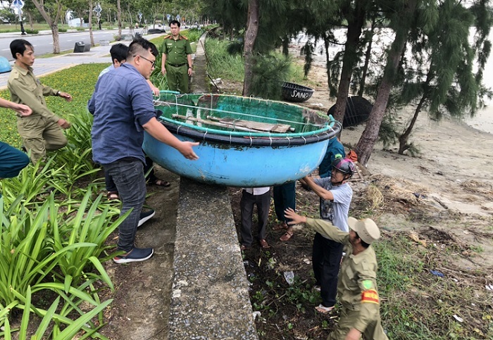 Bão số 9 cường độ rất mạnh: Các tỉnh miền Trung gấp rút chèn chống nhà cửa, sơ tán dân - 1 Bão số 9 cường độ rất mạnh: Các tỉnh miền Trung gấp rút chèn chống nhà cửa, sơ tán dân - 1