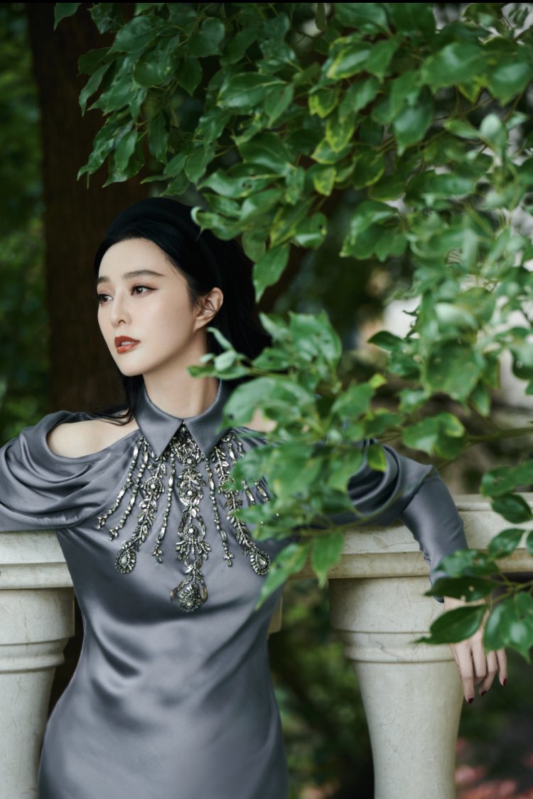 Bắt trend đeo bờm hơi muộn so với Hà Tăng nhưng Phạm Băng Băng vẫn đẹp rụng rời: Diện bộ đầm lụa mà cứ ngỡ nàng tiên tử nào xuất hiện - 6 Bắt trend đeo bờm hơi muộn so với Hà Tăng nhưng Phạm Băng Băng vẫn đẹp rụng rời: Diện bộ đầm lụa mà cứ ngỡ nàng tiên tử nào xuất hiện - 6