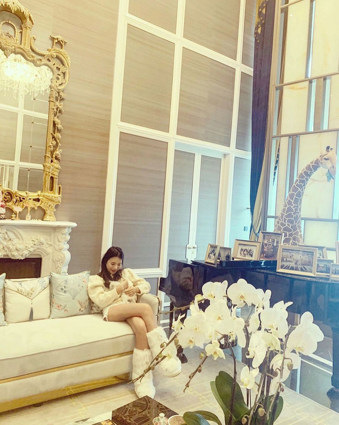 Dinh thự của 'đỉnh cấp' tiểu thư Trung Quốc: Đi một vòng hết 7 tiếng đồng hồ, phòng thay đồ như 'cổ tích' khiến dân tình choáng ngợp - 14 Dinh thự của 'đỉnh cấp' tiểu thư Trung Quốc: Đi một vòng hết 7 tiếng đồng hồ, phòng thay đồ như 'cổ tích' khiến dân tình choáng ngợp - 14