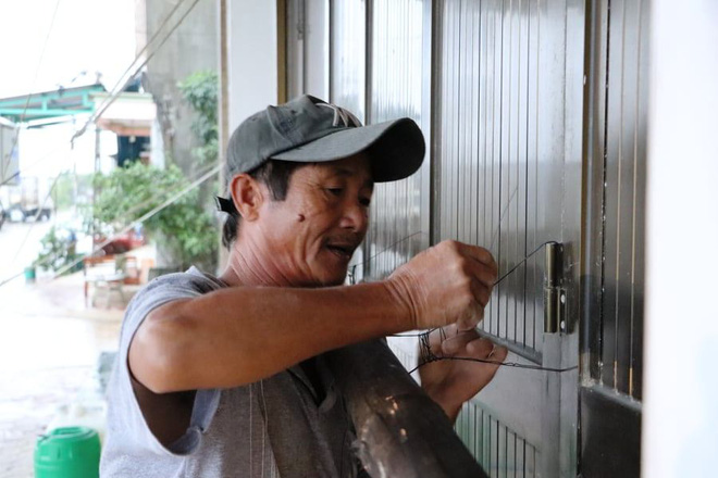 Người dân ven biển Quảng Ngãi cố chằng chống nhà cửa trước khi bão số 9 đổ bộ: 'Giờ nhà cửa mình đã cố giữ, nếu mất thì đành chịu thôi' - 6 Người dân ven biển Quảng Ngãi cố chằng chống nhà cửa trước khi bão số 9 đổ bộ: 'Giờ nhà cửa mình đã cố giữ, nếu mất thì đành chịu thôi' - 6