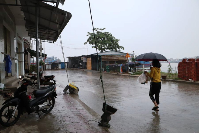 Người dân ven biển Quảng Ngãi cố chằng chống nhà cửa trước khi bão số 9 đổ bộ: 'Giờ nhà cửa mình đã cố giữ, nếu mất thì đành chịu thôi' - 11 Người dân ven biển Quảng Ngãi cố chằng chống nhà cửa trước khi bão số 9 đổ bộ: 'Giờ nhà cửa mình đã cố giữ, nếu mất thì đành chịu thôi' - 11