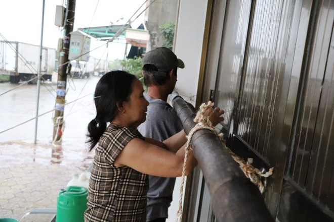 Người dân ven biển Quảng Ngãi cố chằng chống nhà cửa trước khi bão số 9 đổ bộ: 'Giờ nhà cửa mình đã cố giữ, nếu mất thì đành chịu thôi' - 3 Người dân ven biển Quảng Ngãi cố chằng chống nhà cửa trước khi bão số 9 đổ bộ: 'Giờ nhà cửa mình đã cố giữ, nếu mất thì đành chịu thôi' - 3