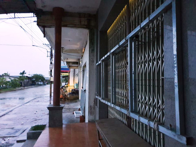 Người dân ven biển Quảng Ngãi cố chằng chống nhà cửa trước khi bão số 9 đổ bộ: 'Giờ nhà cửa mình đã cố giữ, nếu mất thì đành chịu thôi' - 13 Người dân ven biển Quảng Ngãi cố chằng chống nhà cửa trước khi bão số 9 đổ bộ: 'Giờ nhà cửa mình đã cố giữ, nếu mất thì đành chịu thôi' - 13
