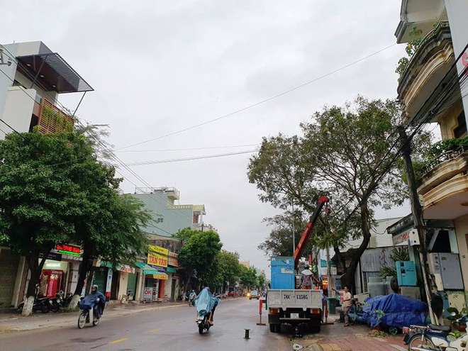 Người dân ven biển Quảng Ngãi cố chằng chống nhà cửa trước khi bão số 9 đổ bộ: 'Giờ nhà cửa mình đã cố giữ, nếu mất thì đành chịu thôi' - 16 Người dân ven biển Quảng Ngãi cố chằng chống nhà cửa trước khi bão số 9 đổ bộ: 'Giờ nhà cửa mình đã cố giữ, nếu mất thì đành chịu thôi' - 16