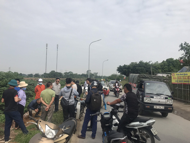 Hàng trăm người dân, công an và thân nhân đang lội sông tìm kiếm nữ sinh Học viện Ngân hàng: 'Đoạn đường nữ sinh mất dấu vết đã 3 hôm không có điện' - 8 Hàng trăm người dân, công an và thân nhân đang lội sông tìm kiếm nữ sinh Học viện Ngân hàng: 'Đoạn đường nữ sinh mất dấu vết đã 3 hôm không có điện' - 8