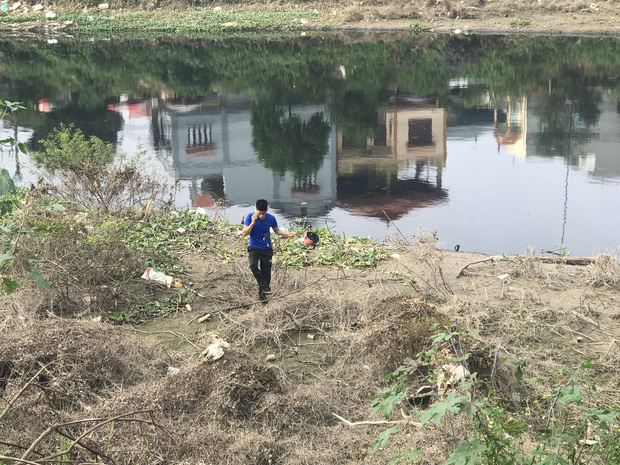 Hàng trăm người dân, công an và thân nhân đang lội sông tìm kiếm nữ sinh Học viện Ngân hàng: 'Đoạn đường nữ sinh mất dấu vết đã 3 hôm không có điện' - 15 Hàng trăm người dân, công an và thân nhân đang lội sông tìm kiếm nữ sinh Học viện Ngân hàng: 'Đoạn đường nữ sinh mất dấu vết đã 3 hôm không có điện' - 15