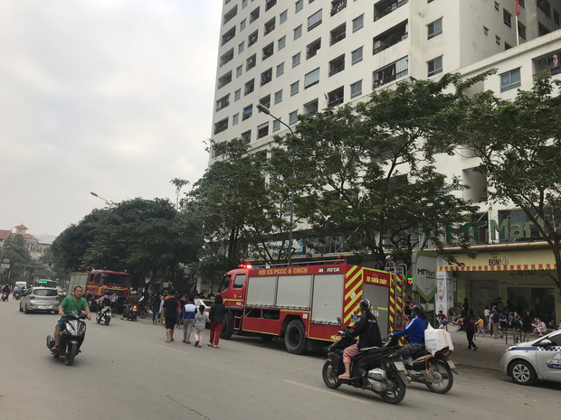 Cháy lớn tại chung cư HH Linh Đàm vào sáng sớm, hàng trăm người hoảng sợ tháo chạy - 2 Cháy lớn tại chung cư HH Linh Đàm vào sáng sớm, hàng trăm người hoảng sợ tháo chạy - 2