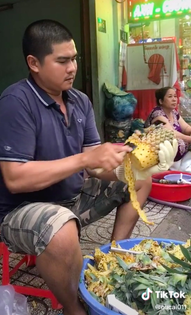 Gọt dứa đẳng cấp, anh bán trái cây khiến dân tình 'ngả mũ' thán phục Gọt dứa đẳng cấp, anh bán trái cây khiến dân tình 'ngả mũ' thán phục