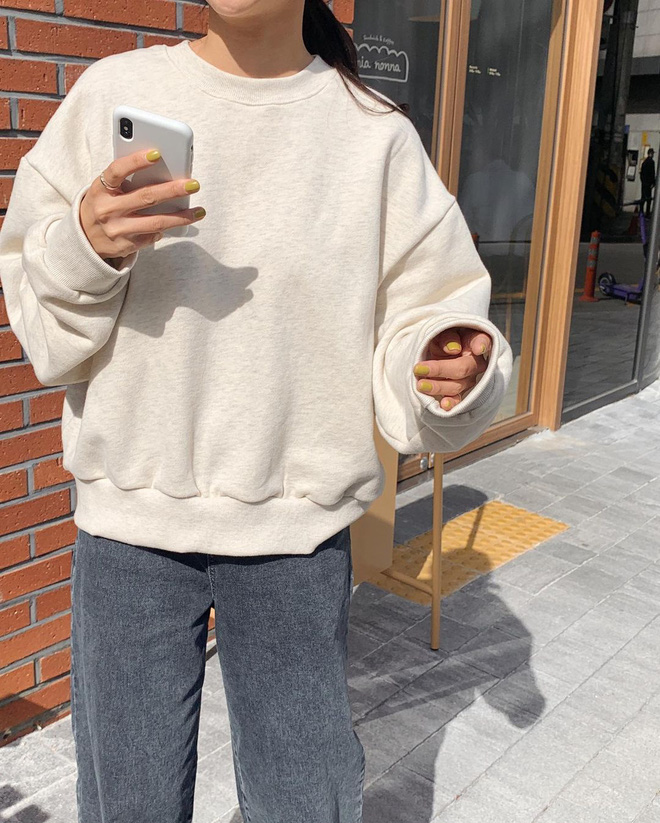 6 kiểu áo đáng sắm để mix cùng quần jeans, chị em diện mùa đông là có outfit trendy chuẩn chỉnh - 16 6 kiểu áo đáng sắm để mix cùng quần jeans, chị em diện mùa đông là có outfit trendy chuẩn chỉnh - 16