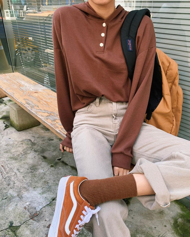 6 kiểu áo đáng sắm để mix cùng quần jeans, chị em diện mùa đông là có outfit trendy chuẩn chỉnh - 15 6 kiểu áo đáng sắm để mix cùng quần jeans, chị em diện mùa đông là có outfit trendy chuẩn chỉnh - 15