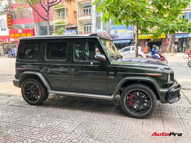 Cận cảnh Mercedes-AMG G 63 với màu sơn trị giá hơn 151 triệu đồng cùng gói độ độc của dân chơi Sài Gòn - 1 Cận cảnh Mercedes-AMG G 63 với màu sơn trị giá hơn 151 triệu đồng cùng gói độ độc của dân chơi Sài Gòn - 1