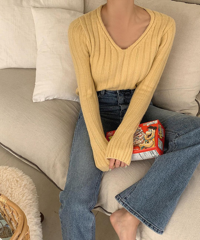 6 kiểu áo đáng sắm để mix cùng quần jeans, chị em diện mùa đông là có outfit trendy chuẩn chỉnh - 4 6 kiểu áo đáng sắm để mix cùng quần jeans, chị em diện mùa đông là có outfit trendy chuẩn chỉnh - 4