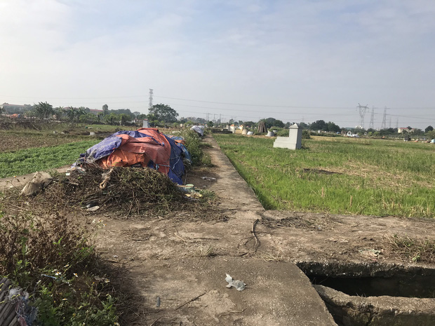 Hàng trăm người dân, công an và thân nhân đang lội sông tìm kiếm nữ sinh Học viện Ngân hàng: 'Đoạn đường nữ sinh mất dấu vết đã 3 hôm không có điện' - 2 Hàng trăm người dân, công an và thân nhân đang lội sông tìm kiếm nữ sinh Học viện Ngân hàng: 'Đoạn đường nữ sinh mất dấu vết đã 3 hôm không có điện' - 2
