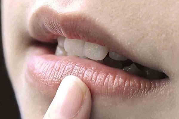 Người phụ nữ dễ mắc bệnh phụ khoa, tử cung 'yếu' thường sẽ có 3 đặc điểm ở miệng - 1 Người phụ nữ dễ mắc bệnh phụ khoa, tử cung 'yếu' thường sẽ có 3 đặc điểm ở miệng - 1
