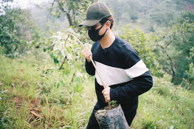 Hà Anh Tuấn xắn tay áo cùng công ty trồng 1800 cây rừng để giúp người dân chống lũ - 2 Hà Anh Tuấn xắn tay áo cùng công ty trồng 1800 cây rừng để giúp người dân chống lũ - 2