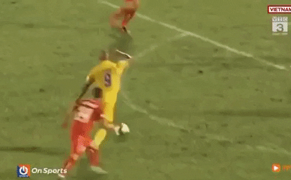 CĐV phẫn nộ vì Ban kỷ luật 'tha' cho pha xoạc bóng rợn người của cựu trung vệ U23 Việt Nam CĐV phẫn nộ vì Ban kỷ luật 'tha' cho pha xoạc bóng rợn người của cựu trung vệ U23 Việt Nam