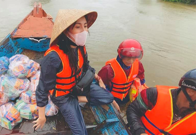 Thủy Tiên chuẩn bị lên đường trở lại vùng lũ miền Trung, lần này Công Vinh quyết 'kè kè' bên vợ - 1 Thủy Tiên chuẩn bị lên đường trở lại vùng lũ miền Trung, lần này Công Vinh quyết 'kè kè' bên vợ - 1