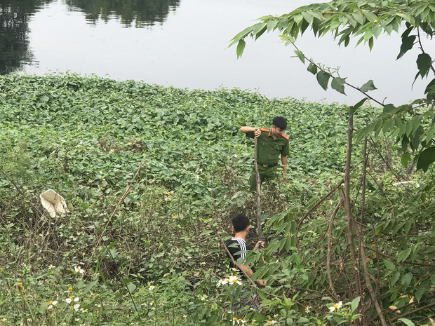 Hàng trăm người dân, công an và thân nhân đang lội sông tìm kiếm nữ sinh Học viện Ngân hàng: 'Đoạn đường nữ sinh mất dấu vết đã 3 hôm không có điện' - 10 Hàng trăm người dân, công an và thân nhân đang lội sông tìm kiếm nữ sinh Học viện Ngân hàng: 'Đoạn đường nữ sinh mất dấu vết đã 3 hôm không có điện' - 10