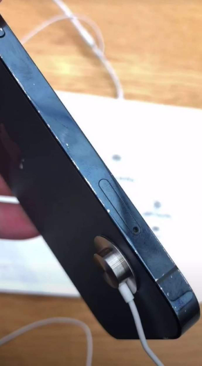 Cộng đồng hoang mang tột độ khi iPhone 12 liên tiếp bị 'trầy da, tróc vảy' - 1 Cộng đồng hoang mang tột độ khi iPhone 12 liên tiếp bị 'trầy da, tróc vảy' - 1