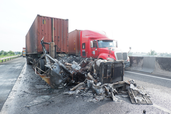 Đầu kéo container cháy thành tro sau cú va chạm nhẹ trên cao tốc TP.HCM - Trung Lương Đầu kéo container cháy thành tro sau cú va chạm nhẹ trên cao tốc TP.HCM - Trung Lương