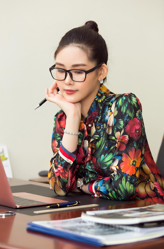 'Hoa hậu giảng viên' Lê Âu Ngân Anh lột xác gợi cảm ở sự kiện: Hiếm lắm mới khoe body nóng bỏng, át cả đàn chị đeo túi hiệu tiền tỷ bên cạnh - 4 'Hoa hậu giảng viên' Lê Âu Ngân Anh lột xác gợi cảm ở sự kiện: Hiếm lắm mới khoe body nóng bỏng, át cả đàn chị đeo túi hiệu tiền tỷ bên cạnh - 4