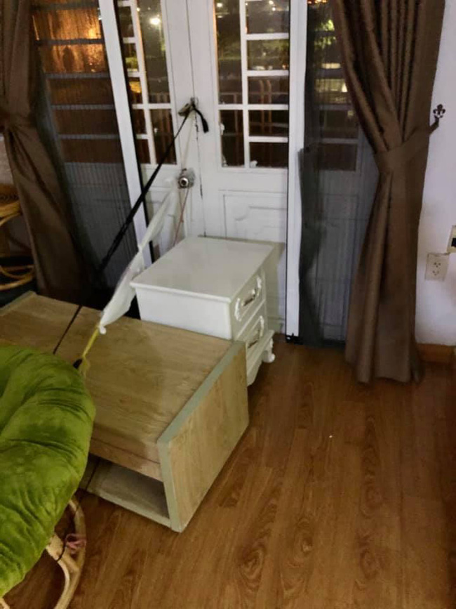 Người dân Đà Nẵng dùng biện pháp lạ mà lại khá hữu hiệu khi mang xe container án ngữ trước nhà để chống chọi với cơn bão số 9 - 6 Người dân Đà Nẵng dùng biện pháp lạ mà lại khá hữu hiệu khi mang xe container án ngữ trước nhà để chống chọi với cơn bão số 9 - 6