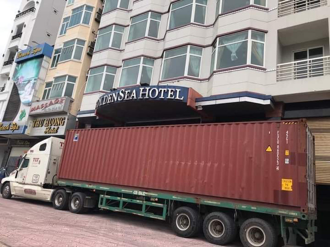 Người Đà Nẵng thuê container chắn trước khách sạn, cửa hàng để đề phòng sức tàn phá khủng khiếp của bão số 9 - 4 Người Đà Nẵng thuê container chắn trước khách sạn, cửa hàng để đề phòng sức tàn phá khủng khiếp của bão số 9 - 4