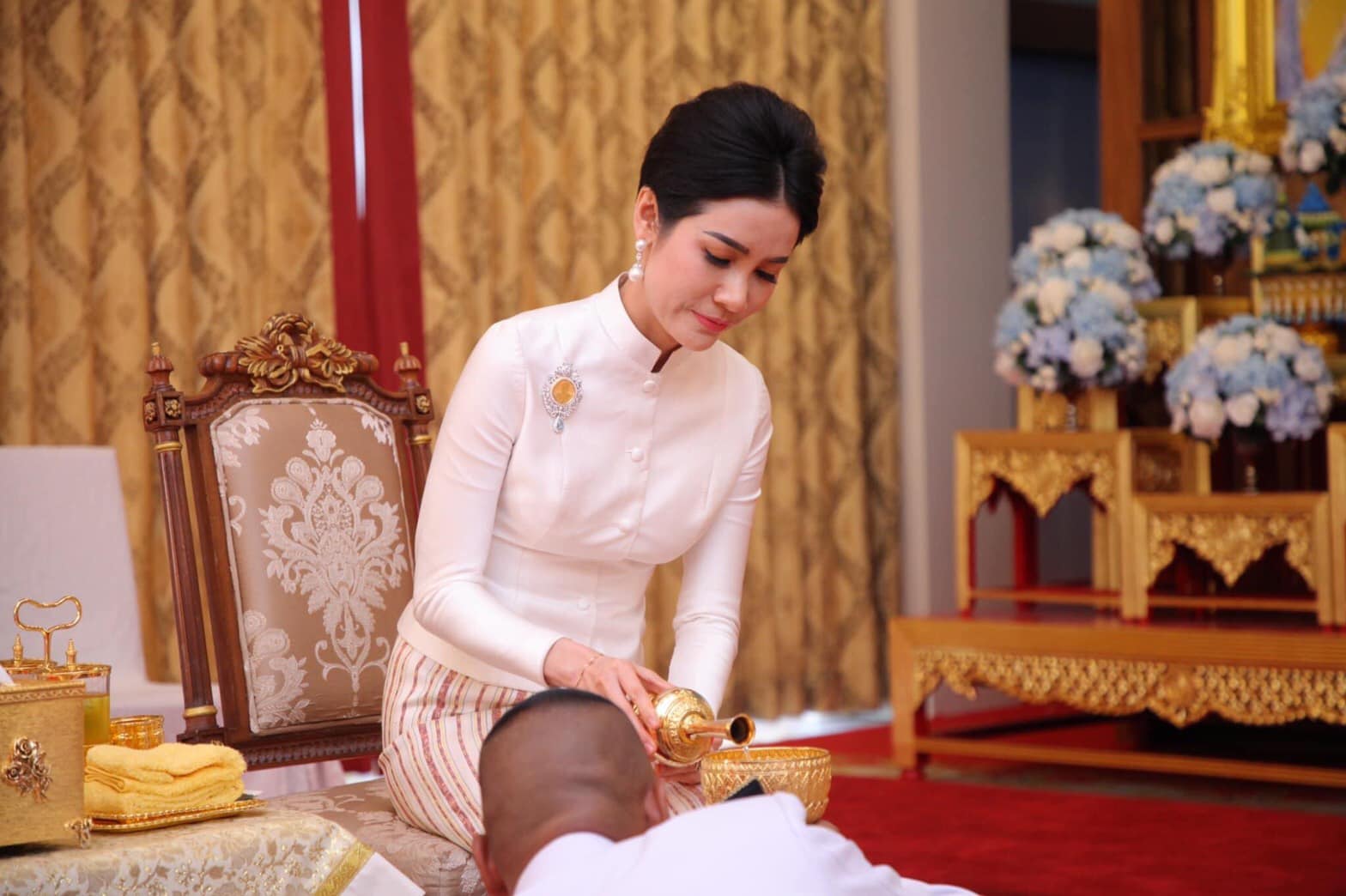 Hoàng quý phi Thái Lan gây sốt với vẻ đẹp hoàn mỹ nhưng Hoàng hậu Suthida vẫn chiếm spotlight bằng loạt ưu điểm Hoàng quý phi Thái Lan gây sốt với vẻ đẹp hoàn mỹ nhưng Hoàng hậu Suthida vẫn chiếm spotlight bằng loạt ưu điểm