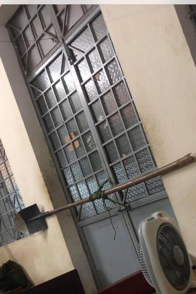 Người dân Đà Nẵng dùng biện pháp lạ mà lại khá hữu hiệu khi mang xe container án ngữ trước nhà để chống chọi với cơn bão số 9 - 4 Người dân Đà Nẵng dùng biện pháp lạ mà lại khá hữu hiệu khi mang xe container án ngữ trước nhà để chống chọi với cơn bão số 9 - 4