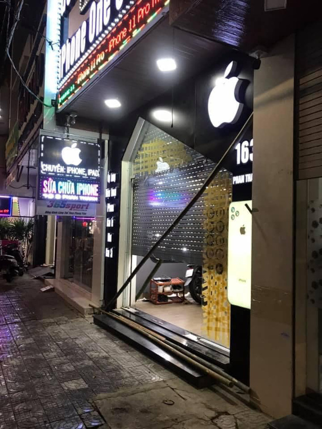 Người dân Đà Nẵng dùng biện pháp lạ mà lại khá hữu hiệu khi mang xe container án ngữ trước nhà để chống chọi với cơn bão số 9 - 7 Người dân Đà Nẵng dùng biện pháp lạ mà lại khá hữu hiệu khi mang xe container án ngữ trước nhà để chống chọi với cơn bão số 9 - 7