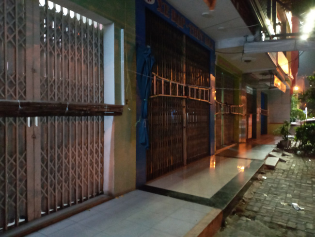 Người dân Đà Nẵng dùng biện pháp lạ mà lại khá hữu hiệu khi mang xe container án ngữ trước nhà để chống chọi với cơn bão số 9 - 3 Người dân Đà Nẵng dùng biện pháp lạ mà lại khá hữu hiệu khi mang xe container án ngữ trước nhà để chống chọi với cơn bão số 9 - 3